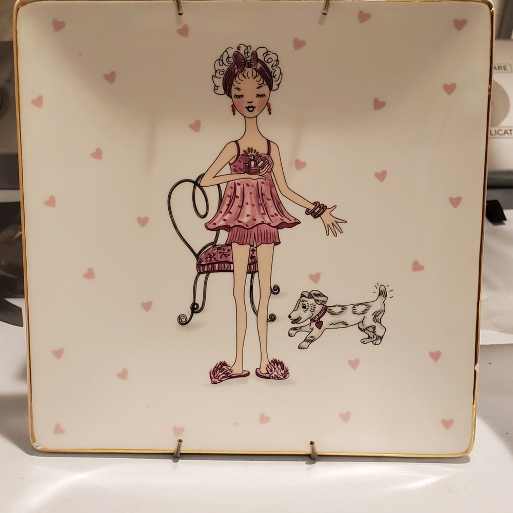 Women with engagement ring plate and holder